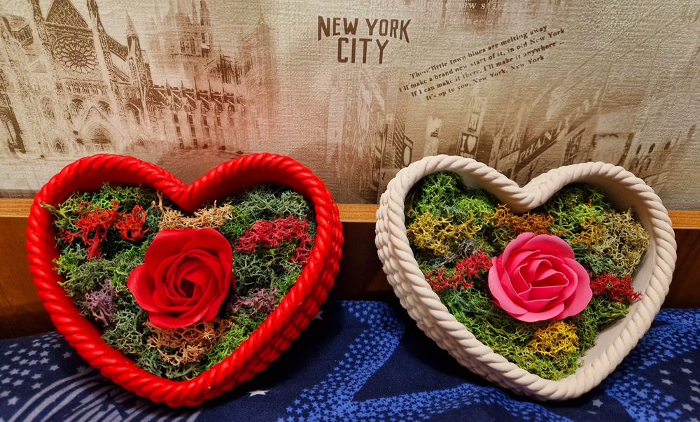 Керамична кашпа със скандинавски жив мъх със сапунени рози