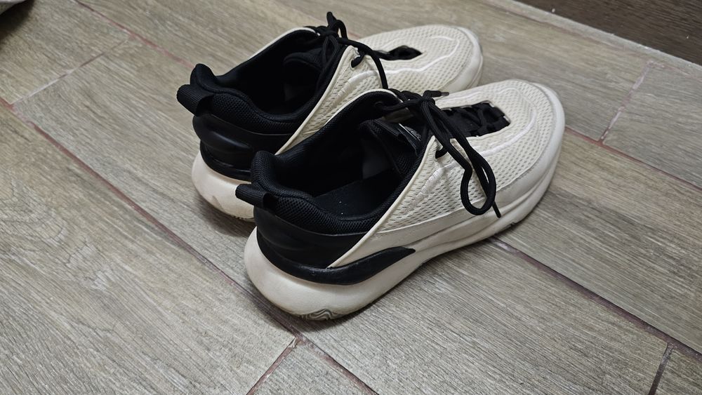 Tenisi sport Bershka barbati marimea 43