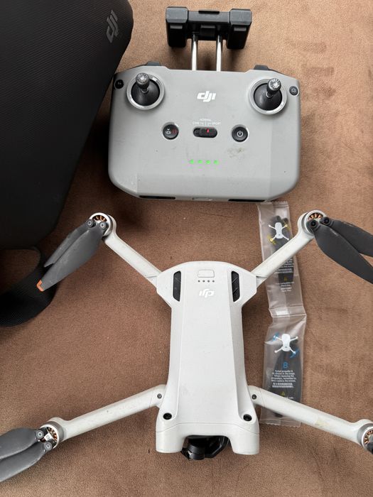 Drona  DJI Mini 3 Pro cu telecomandă DJI cu defect
