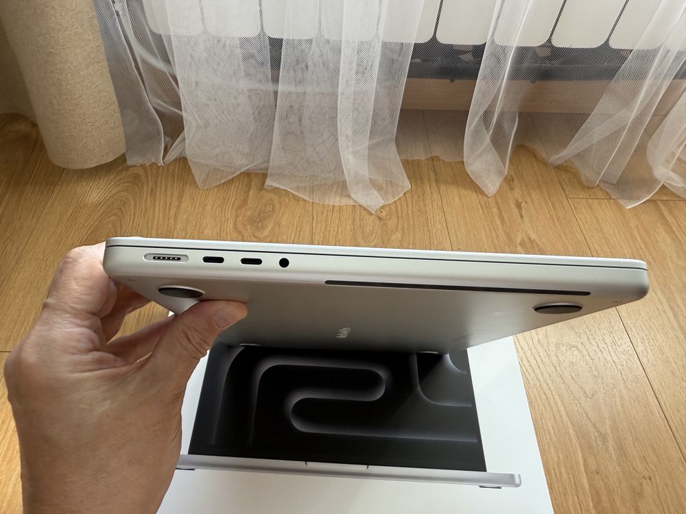 MacBook Pro 14" M4 Pro, 14CPU, 20GPU, 24GB RAM, 1TB Silver, iStyle