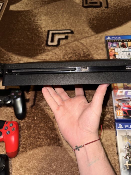 Плейстейшън 4 Slim с 4 джойстика и 6 игри!!!