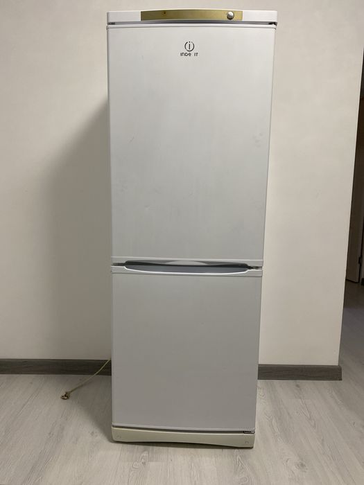 Продам б/у холодильник в хорошем состоянии. Индезит.