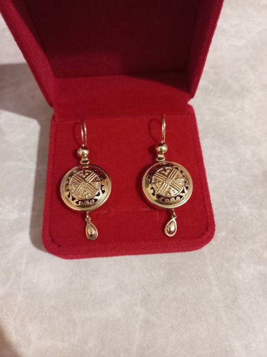 Продаются золотые серёжки 585 пробы новые можно на подарок цена 215 ты