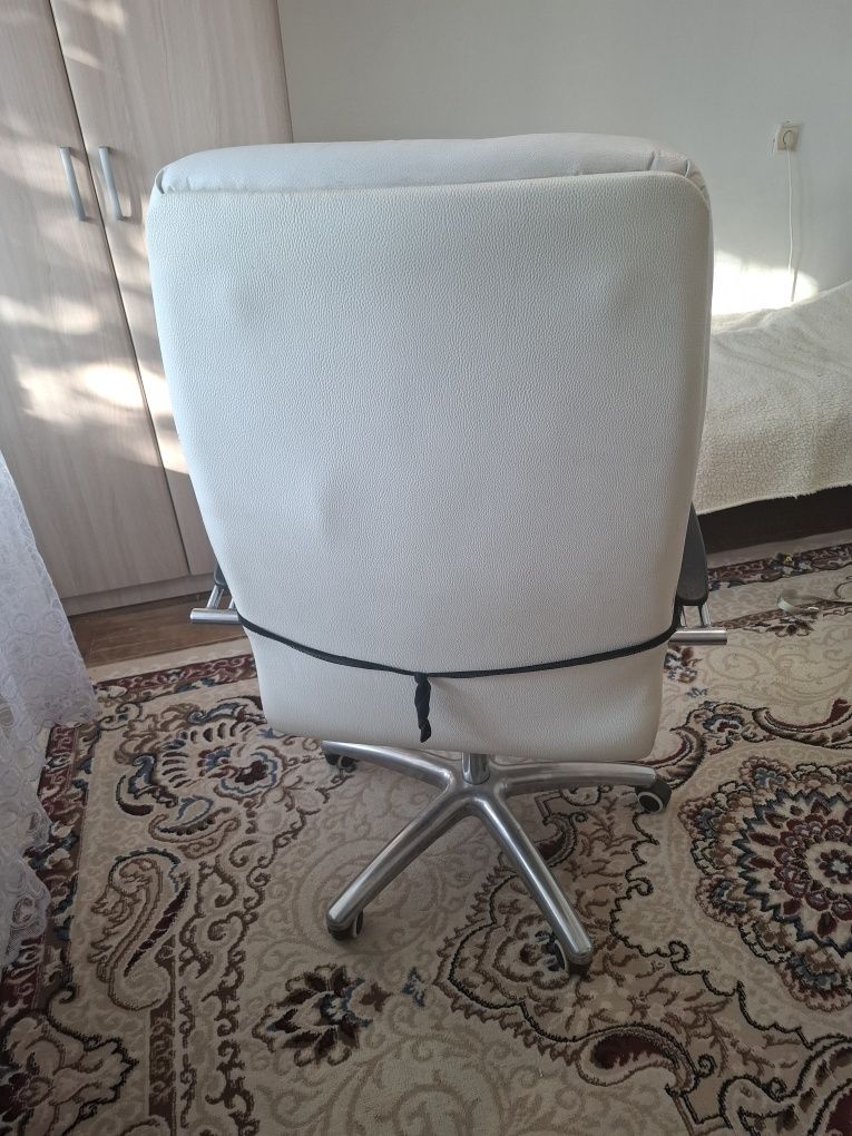 Продаётся кожаное офисное кресло