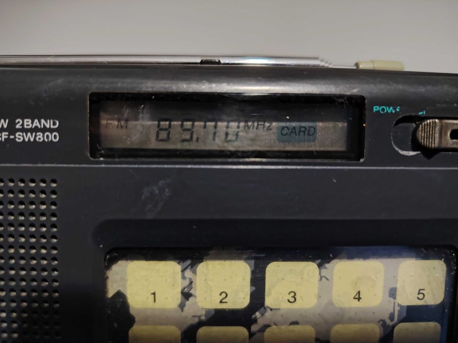 SONY ICF-SW800 radio, cu cartele pentru posturi de radio