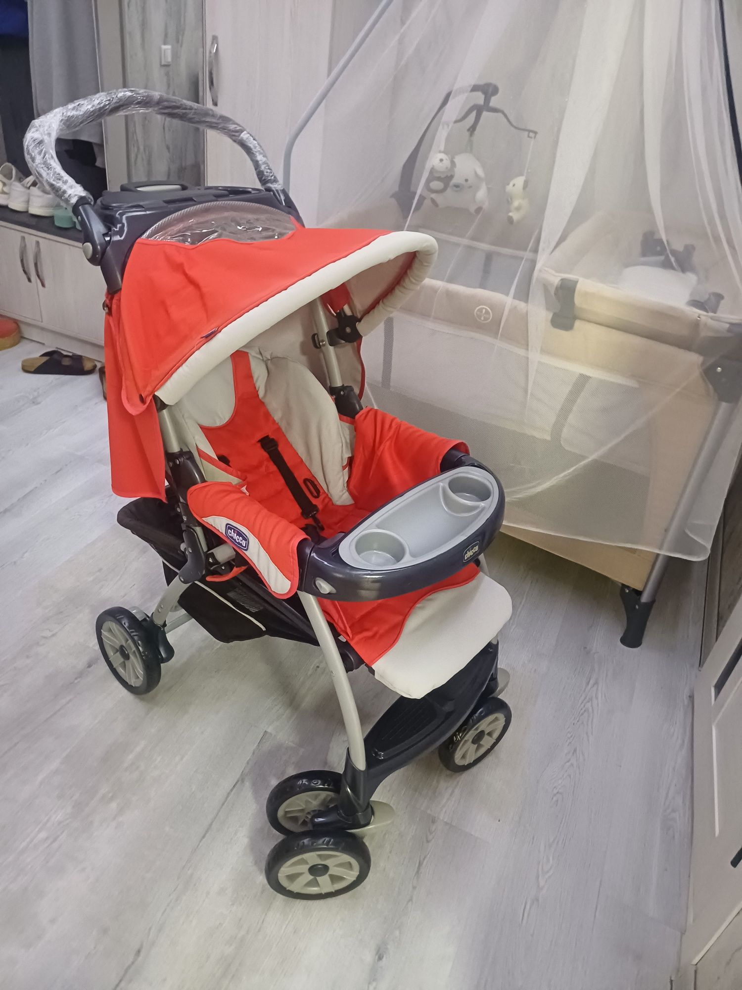 Продаётся фирменный коляска chicco