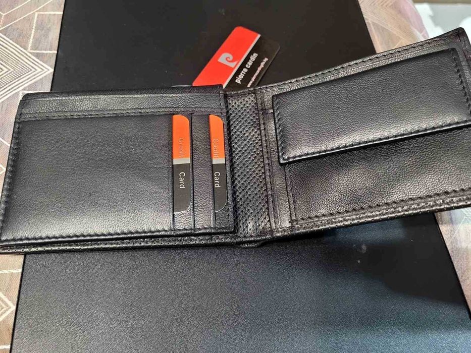 Черно, от естествена кожа портмоне на Pierre Cardin