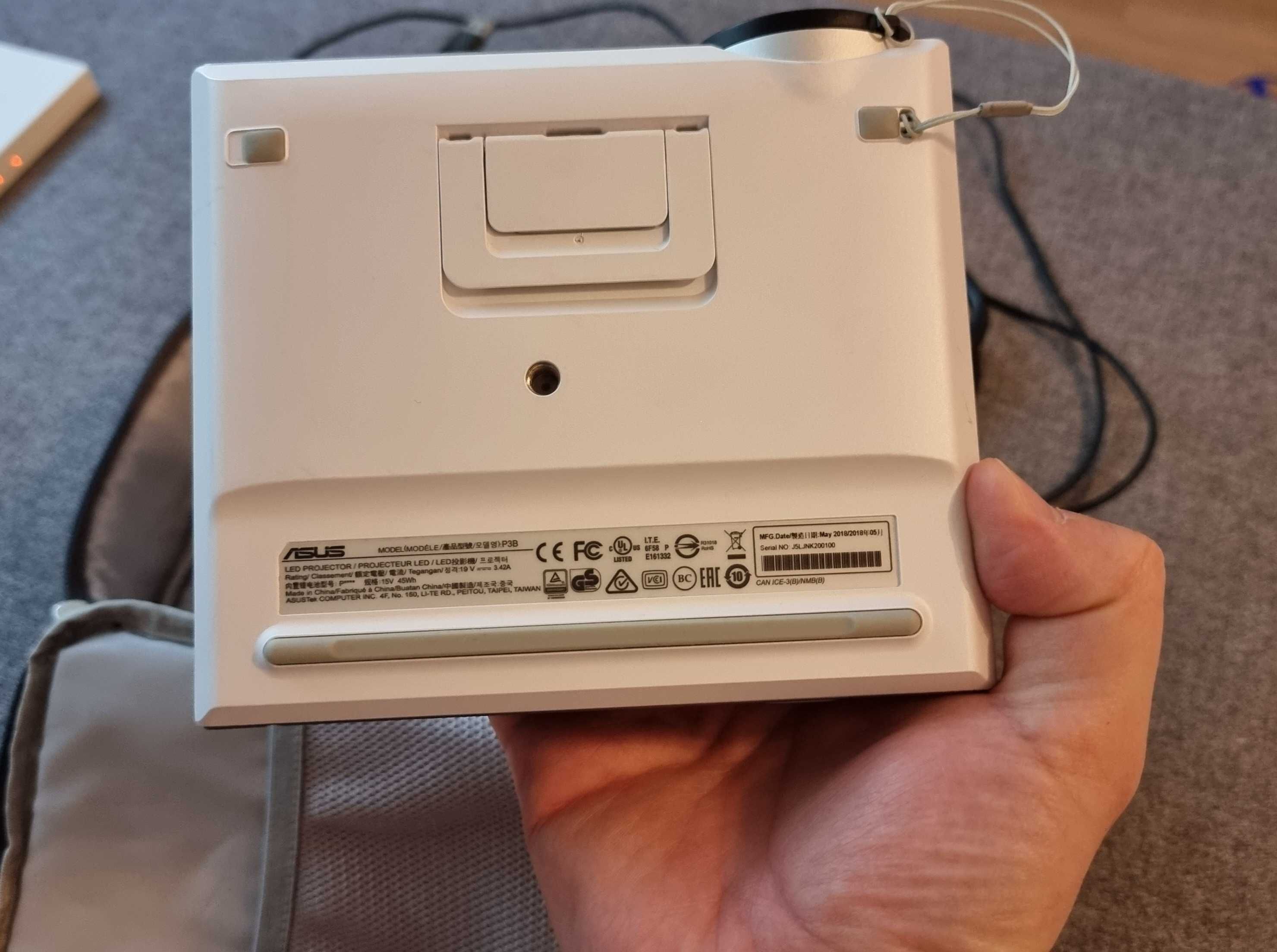 Cinema ultra-portabil proiector Asus P3B, WiFi