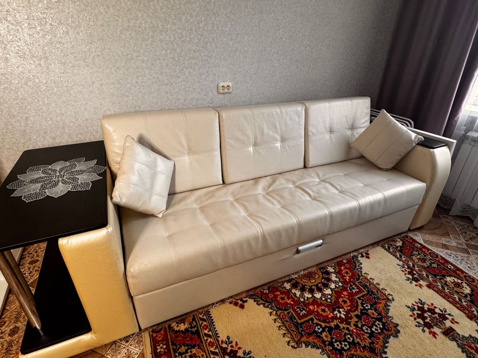 Диван с журнальным столиком