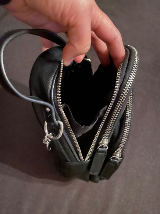 Малка черна чанта