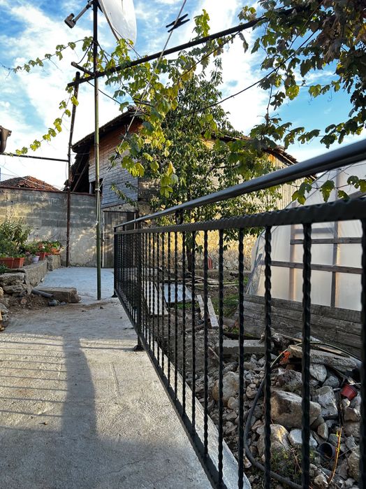 Врати ,огради и парапети от ковано желязо .