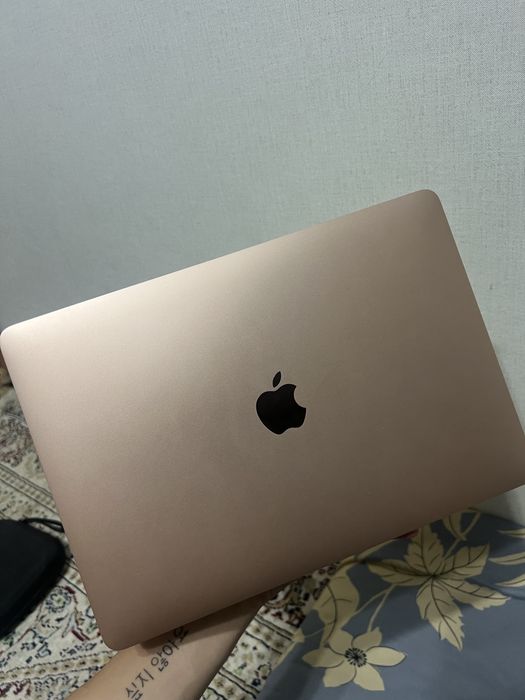 Продается MacBook 2020 года i3