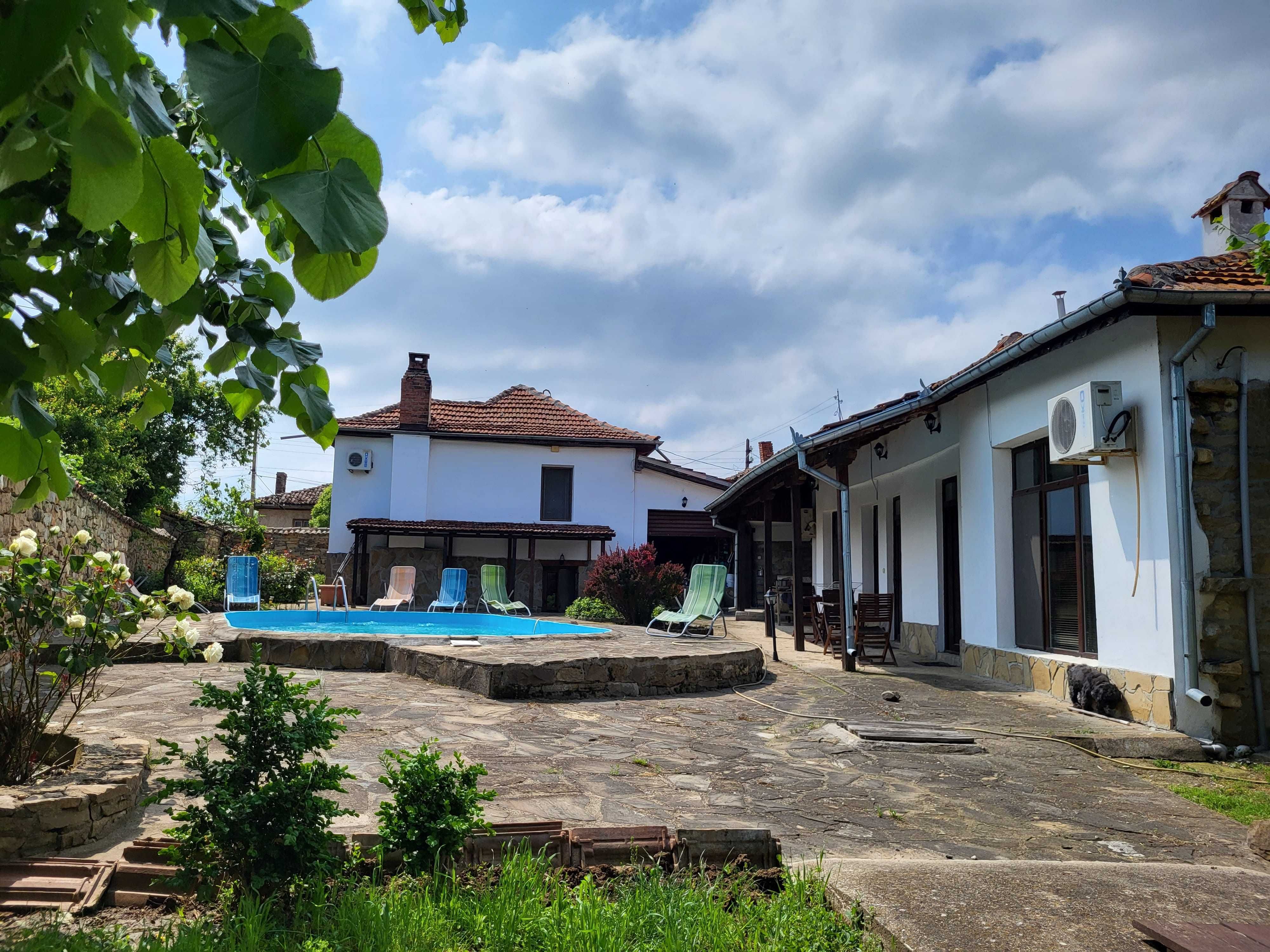 Къща с хубав двор и басейн в Драгижево