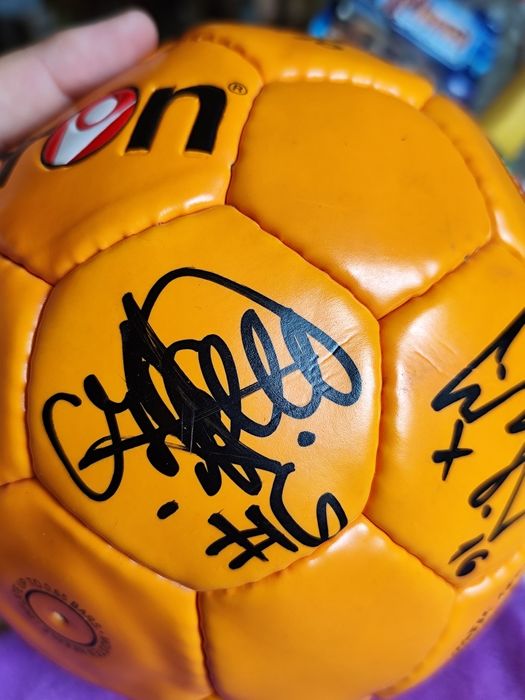 Колекционерска футболна топка на Литекс с четири автографа