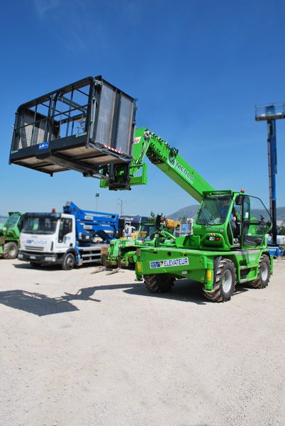 Manitou rotativ cu nacela si macara