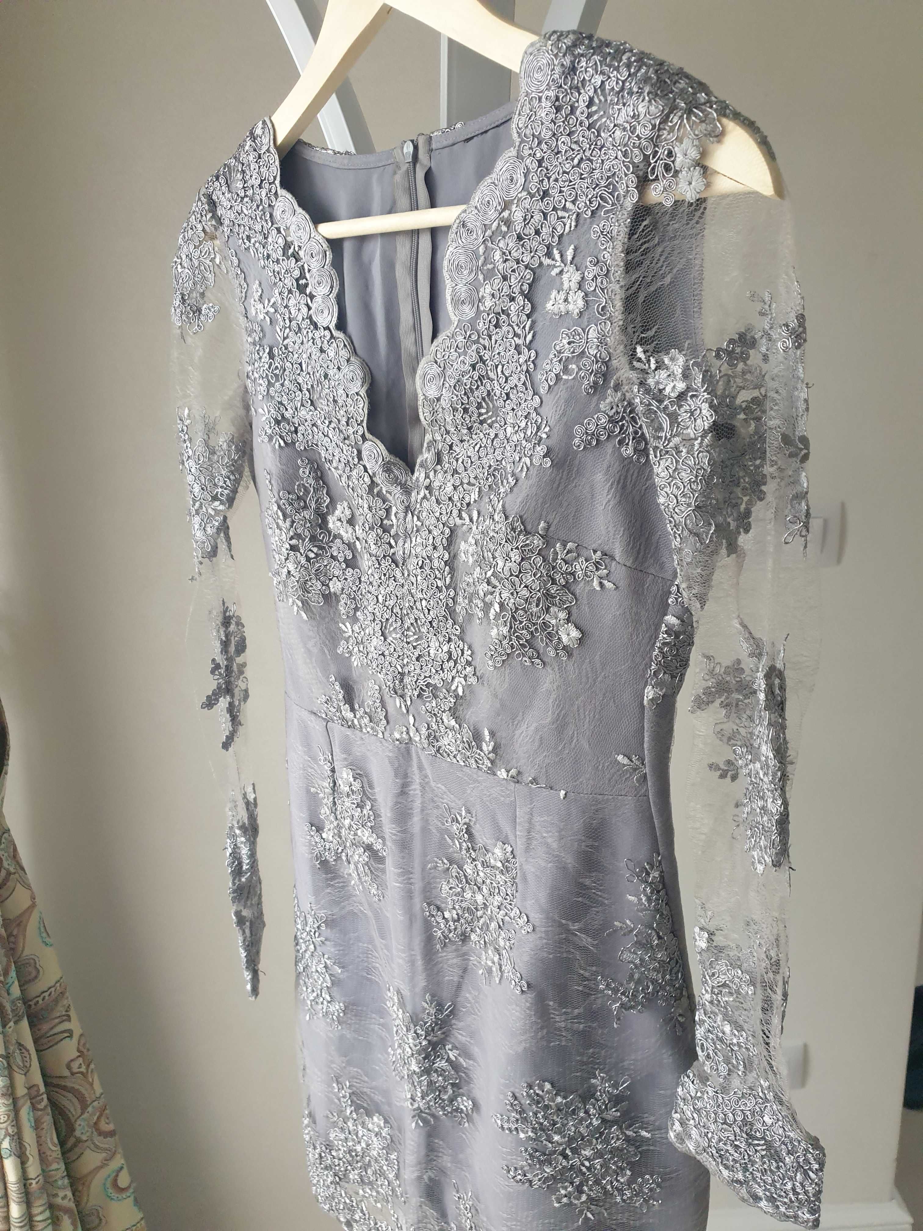 Vând rochie elegantă cu aplicații din dantelă, mărimea S