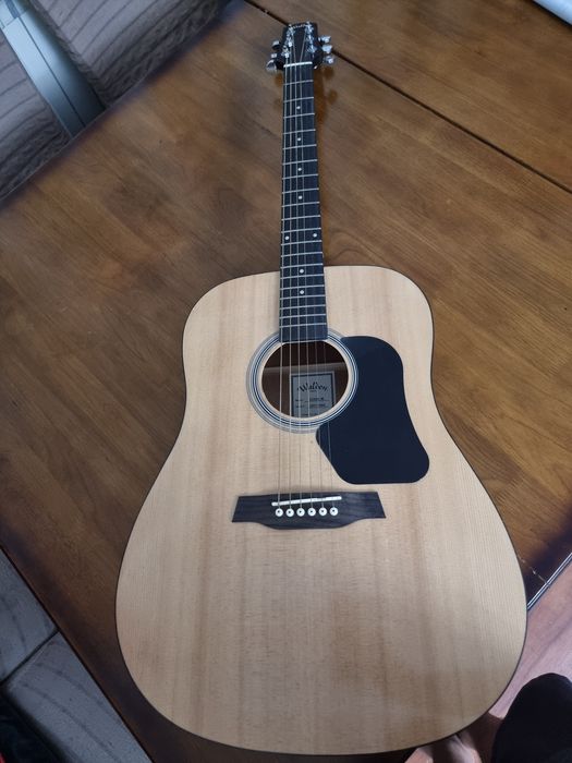 Гитара  6 ти струнная.