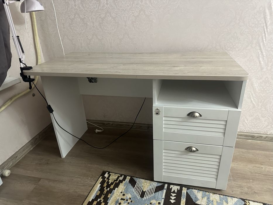 Стол рабочий из дерева