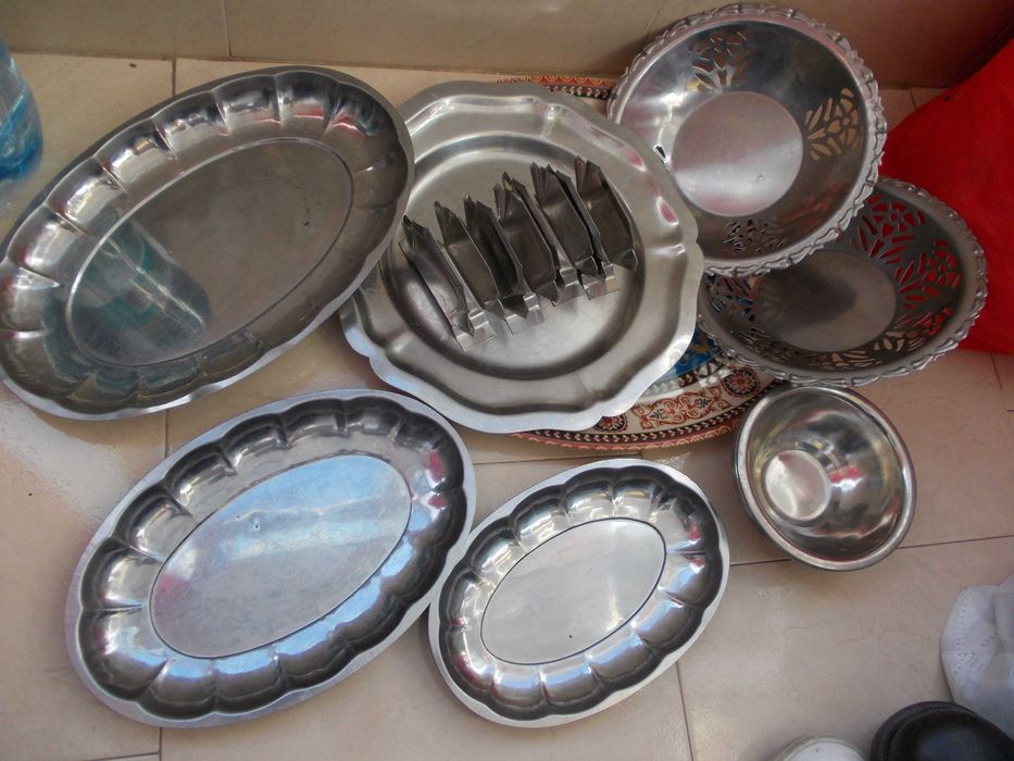 Vand diferite obiecte de bucatarie castrone /tavi inox si set pahare