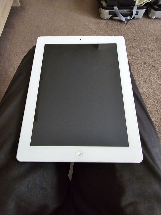 Vând ipad cu încarcatorul original