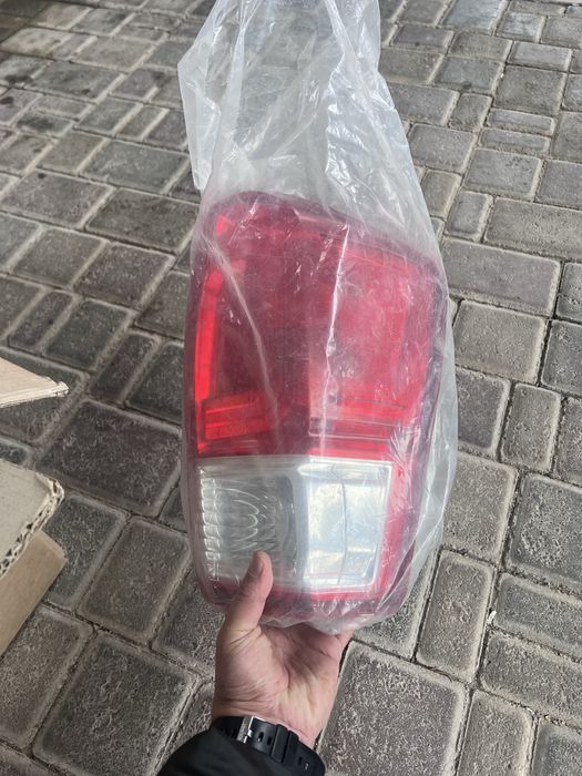 Правая задняя оригинальная фара от Toyota Tacoma 2017г... сост отлч