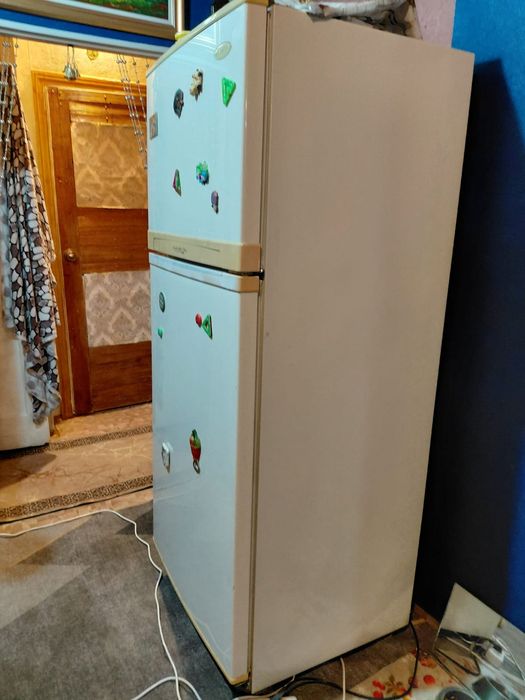 Продам отличныи холодильник морозит хорошо