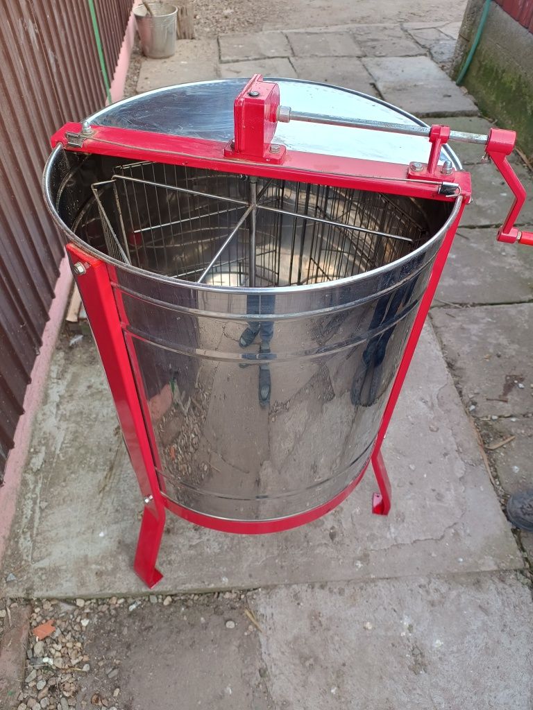 Vând Centrifuga 4 rame inox