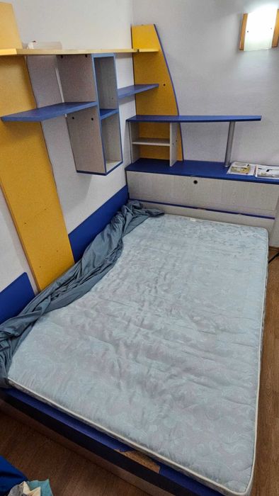 Pat cu sertare depozitare, saltea, lada depozitare, rafturi