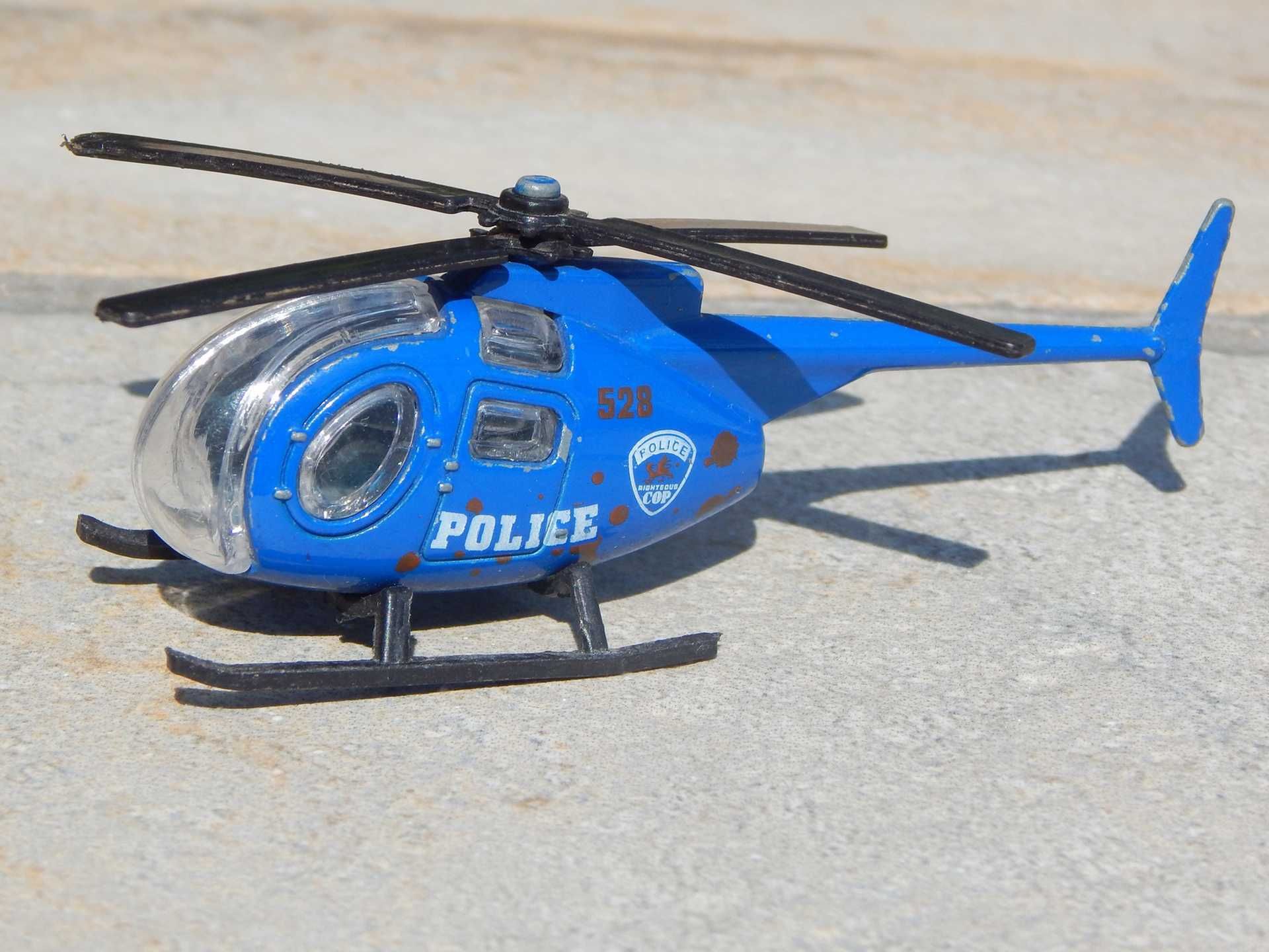 Macheta elicopter de politie Hughes OH-6 Cayuse sc 1:100 metalic