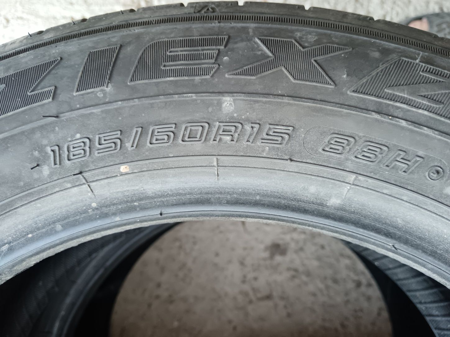 Продавам 2бр. летни гуми Falken размер 185 60 15