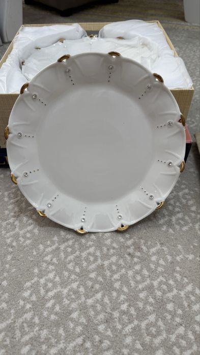 Продается новые сервировочные тарелки Комлект