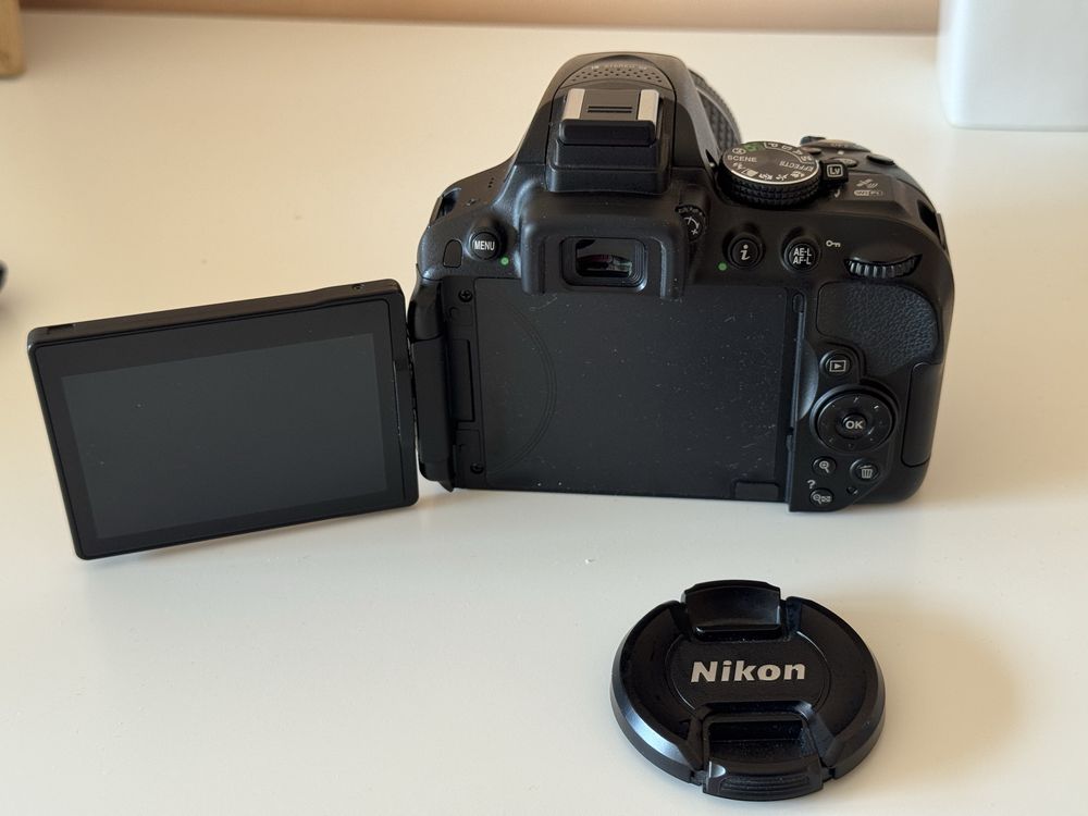 Nikon D5300 + обектив 18–55mm VR