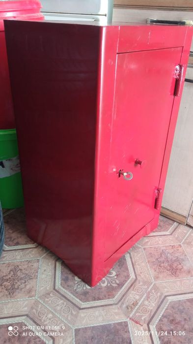 Сейф заводской...