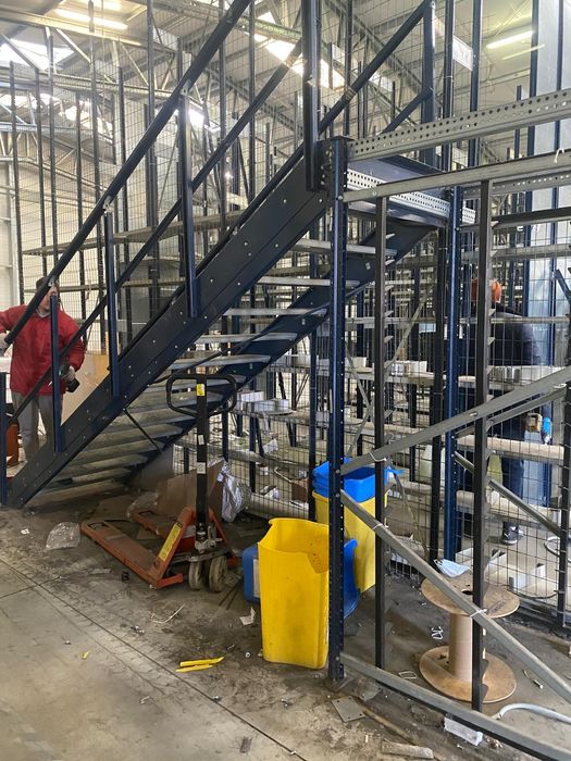 Scara metalica cu balustrada