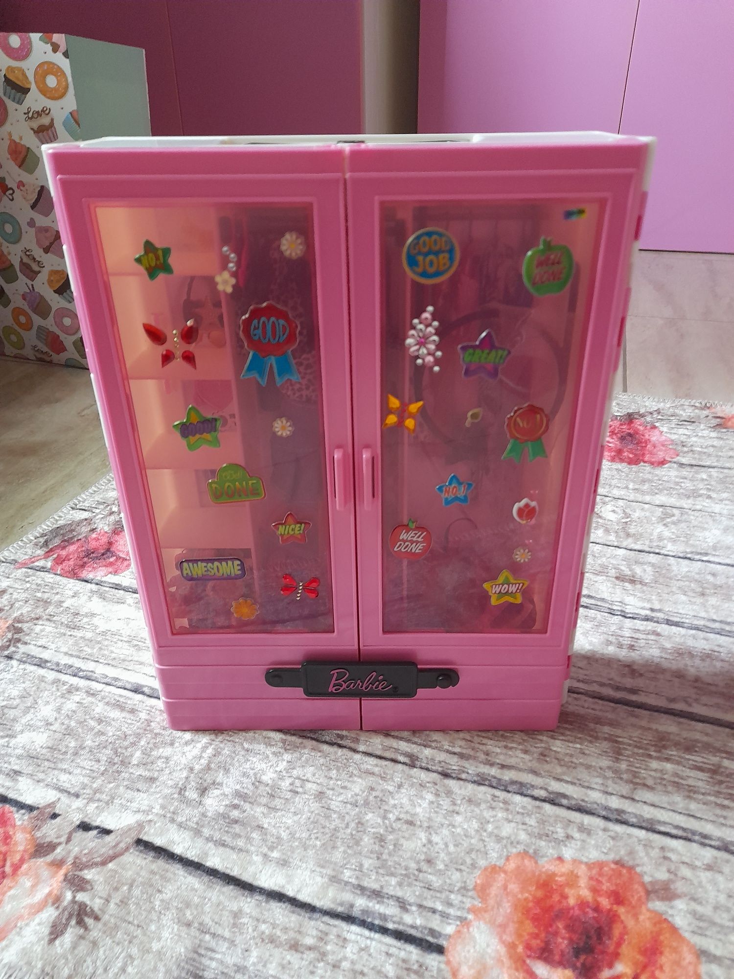 Vând dulap Barbie