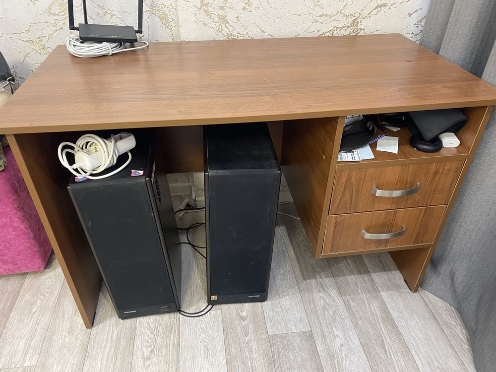 Продам компьютерный стол , парта