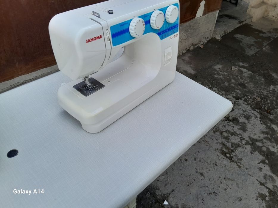 Janome tikuv mashinasi oyoq pedali bilan holatda ideal
