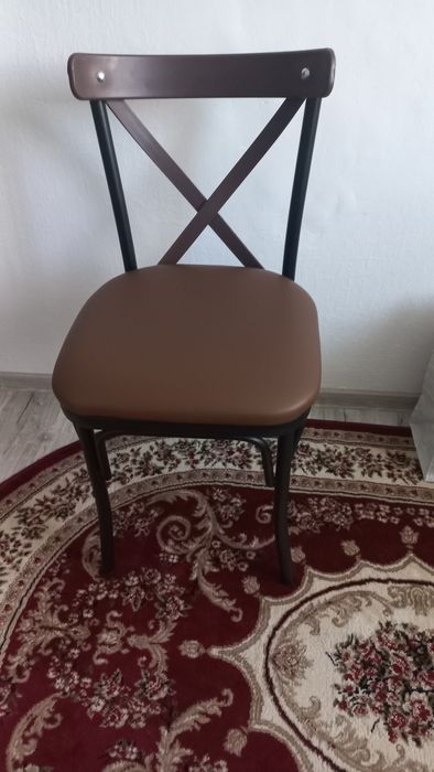 Vând scaune doua bucăți