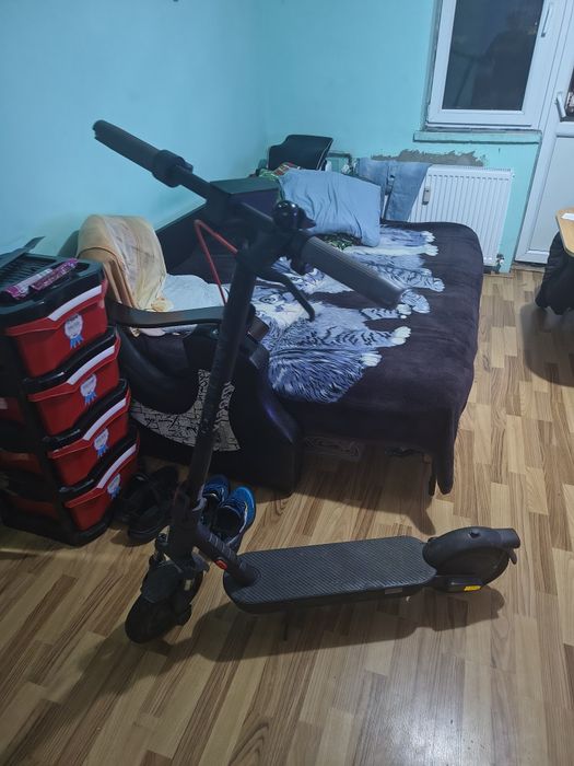 Vînd trotineta electrica