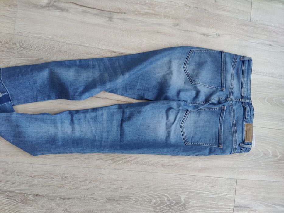 Vând blugi Boss, mărimea XS/S, de culoare albastră