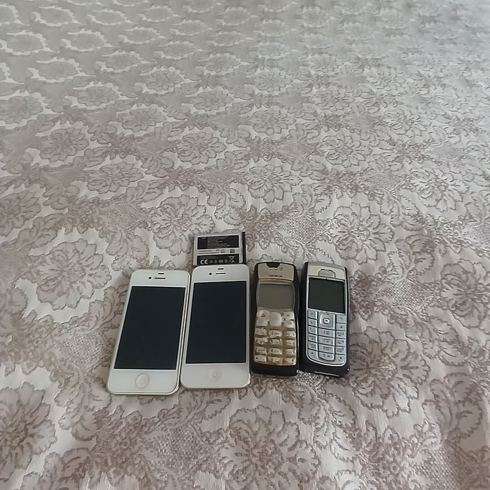 2 iPhone 4s и две нокии