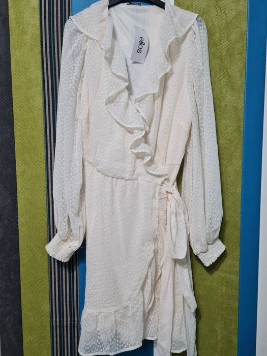 Нова рокля в бежевата гама!