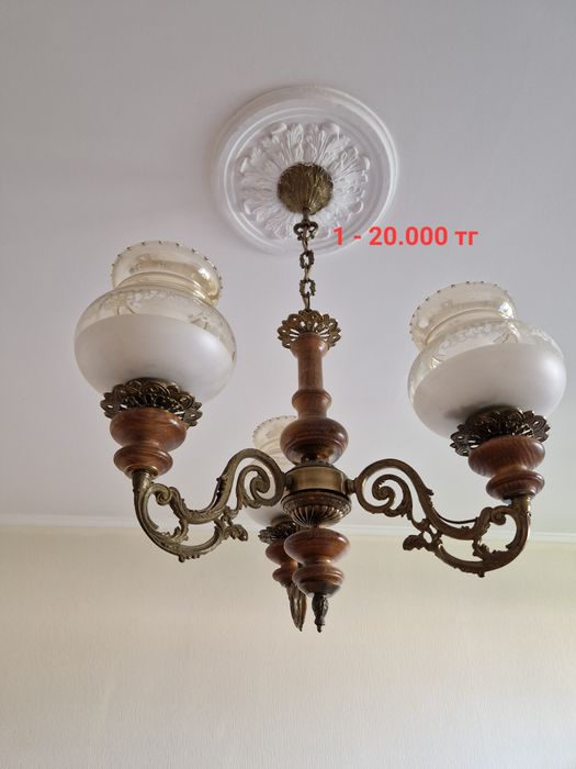 Продам люстру,  стекло , дерево, латунь.  20.000 тг