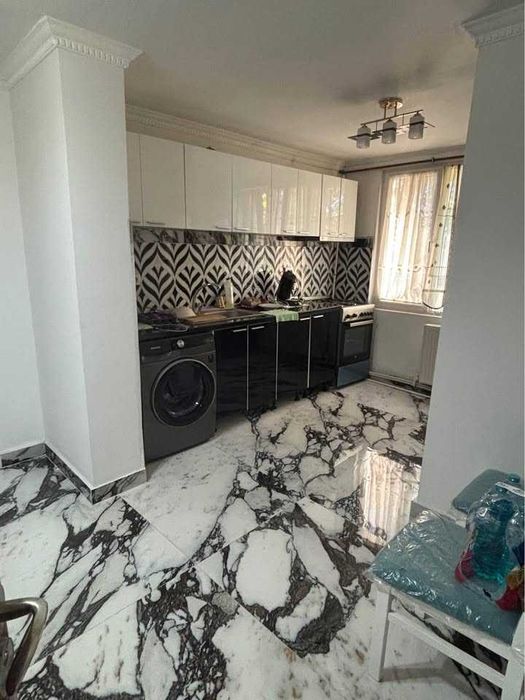 Vând apartament 3 camere – Zona Str. Bucuresti