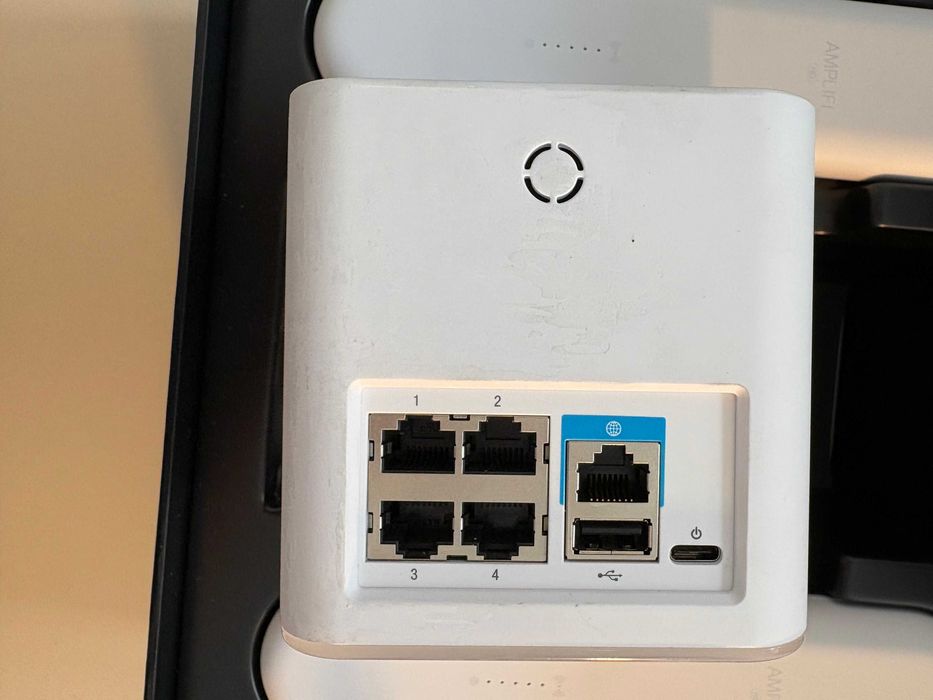 Router profesional + 2 Acces Point-uri  AmpliFi HD Ubiquiti - AFi-HD