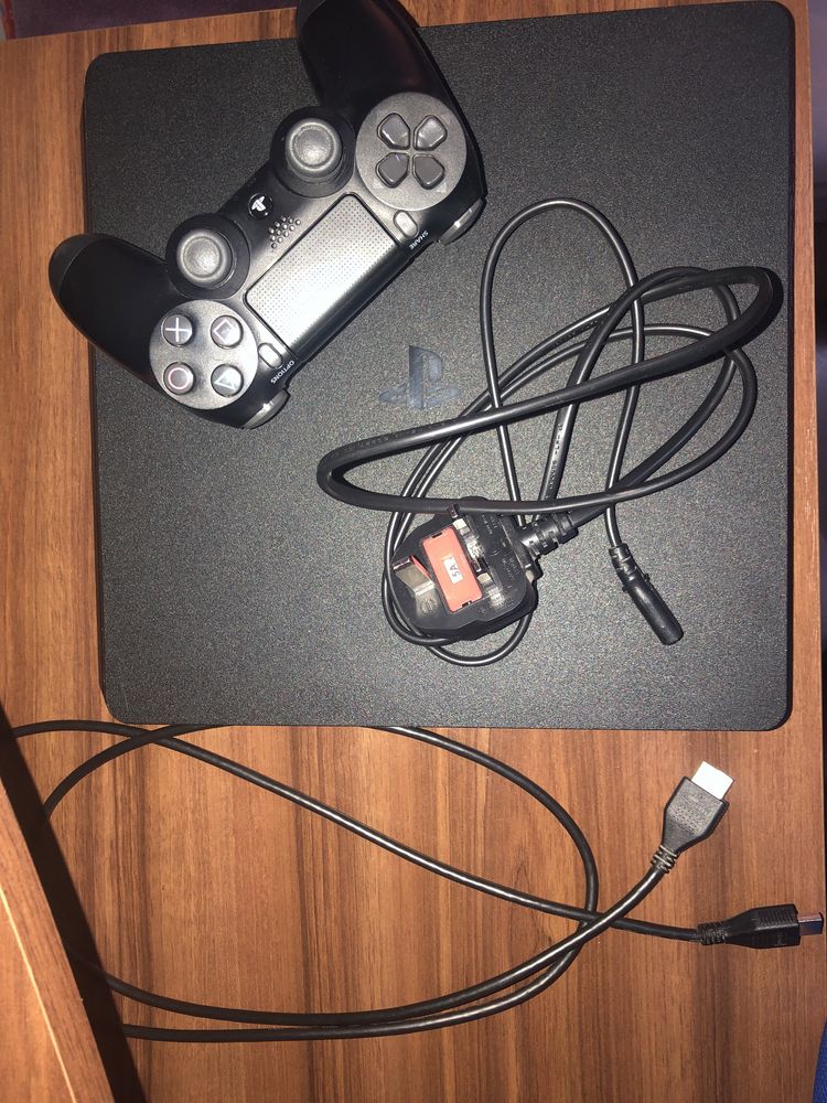 Vând PlayStation4