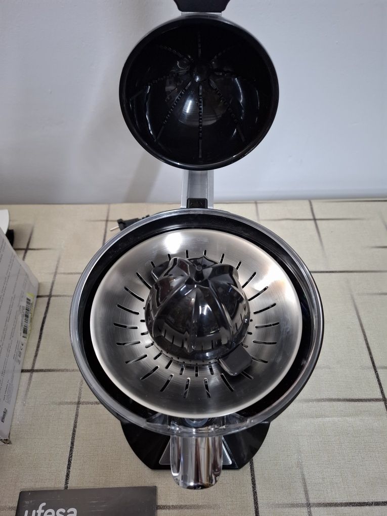 Електрическа сокоизстисквачка Ufesa EX4950, 600W, Сребриста