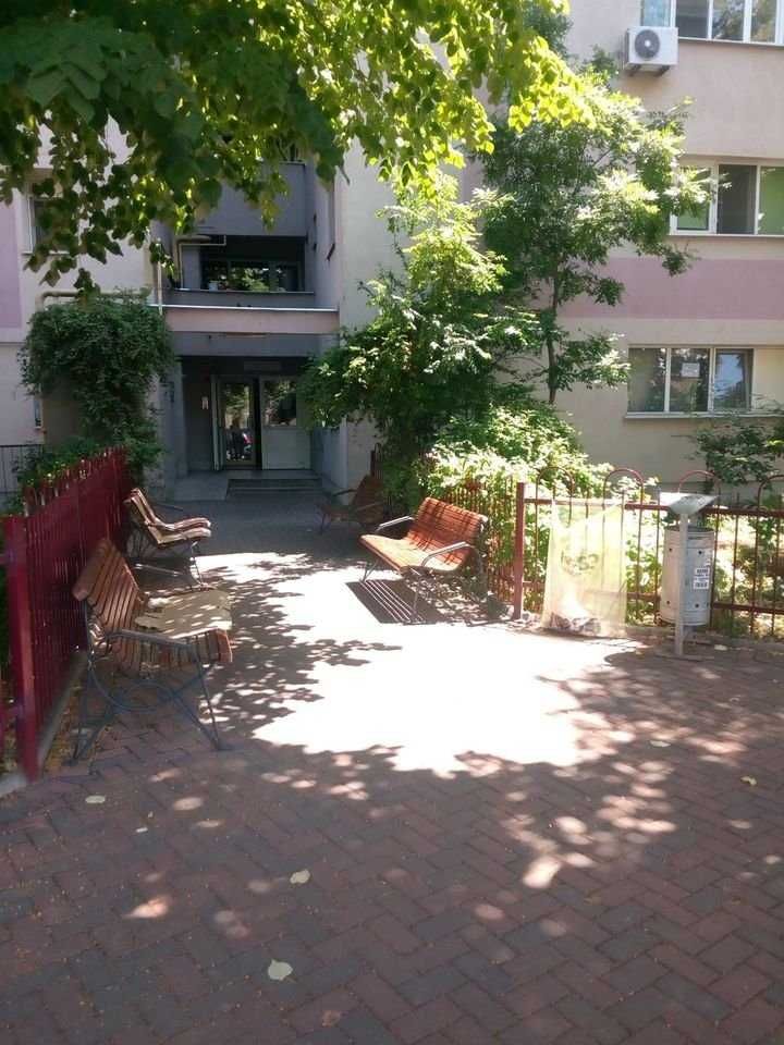 Schimb ( NU VAND ) apartament doua camere decomandat cu casa la curte