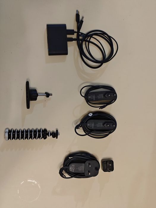 HTC Vive Pro комплект + 3 контролера + стойки за хедсета и контролери