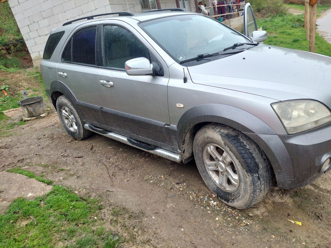 Kia sorento an 2004  doar de piese  pornește la sfert dar  bate putin